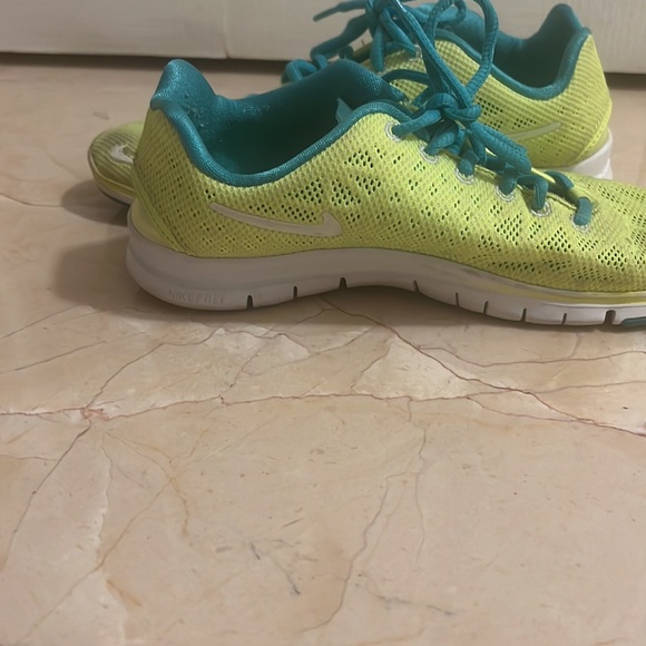 Women NIKE free 5.0 style. size 7. 5 USA - Picture 4 of 4
